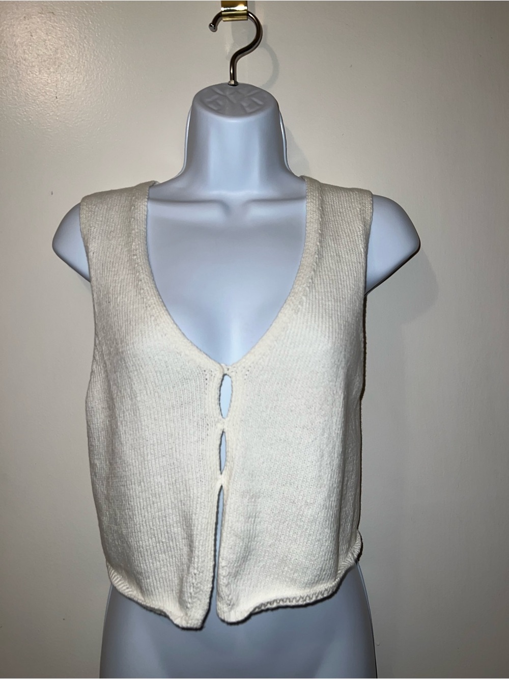 Aritzia Cream Knit V-Neck Button-Front Tank - Picture 5 of 8